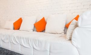 Перетяжка диванов: обновление каркаса, замена пружин и выбор обивки для сохранения комфорта и стиля